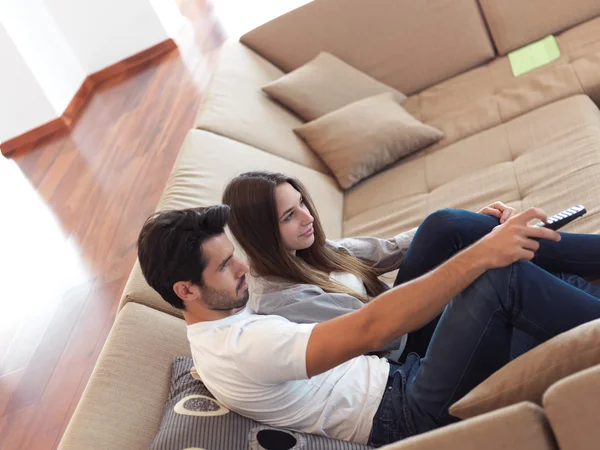 Giovane coppia guardando la tv a casa — Foto Stock