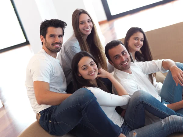 Gruppe von Freunden macht Selfie — Stockfoto