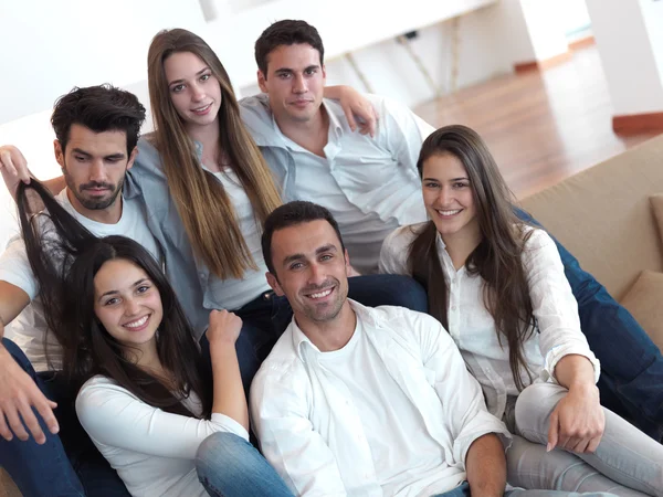 Groep vrienden nemen selfie — Stockfoto