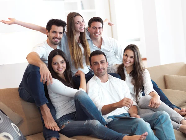 Grupo de amigos tomando selfie — Fotografia de Stock