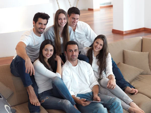 Grupo de amigos tomando selfie — Fotografia de Stock