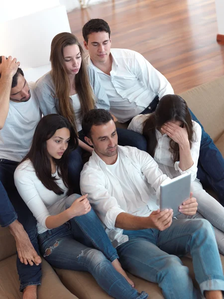 Gruppo di amici che scattano selfie — Foto Stock