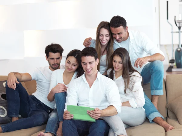 Grupo de amigos tomando selfie —  Fotos de Stock