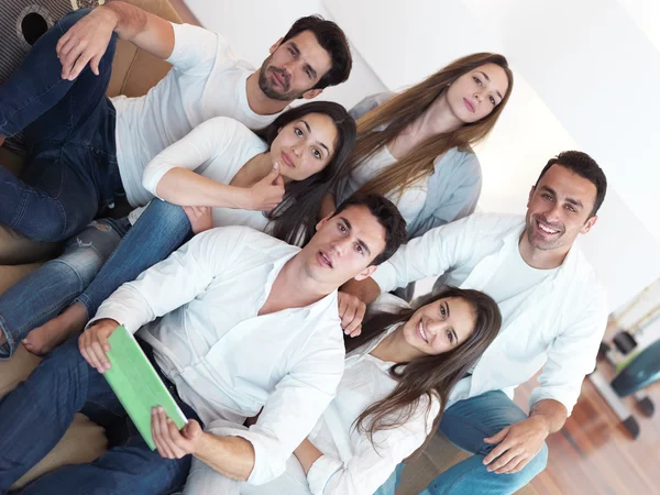 Groep vrienden nemen selfie — Stockfoto