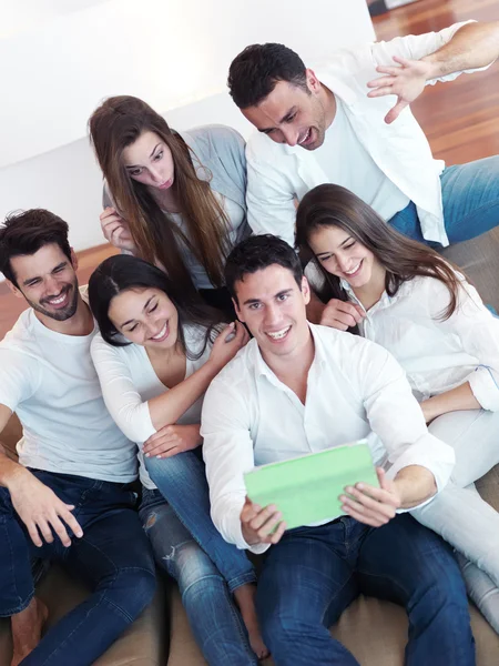 Grupo de amigos tomando selfie — Fotografia de Stock