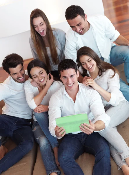 Amigos meninas ao ar livre e smartphone para conexão de jogos