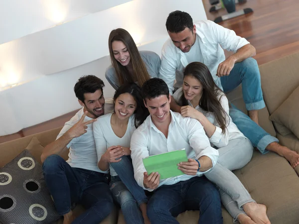 Gruppo di amici che scattano selfie — Foto Stock