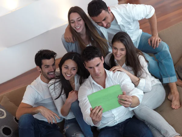 Grupo de amigos tomando selfie — Fotografia de Stock