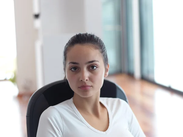 Hermosa joven mujer — Foto de Stock