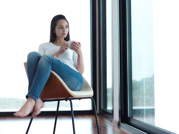 Vrouw drinken koffie in de eerste ochtend — Stockfoto