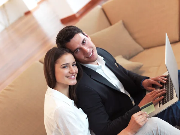 Pareja trabajando en el ordenador portátil en casa —  Fotos de Stock