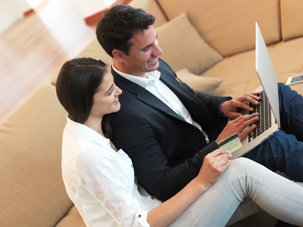 Paar werken op laptopcomputer — Stockfoto