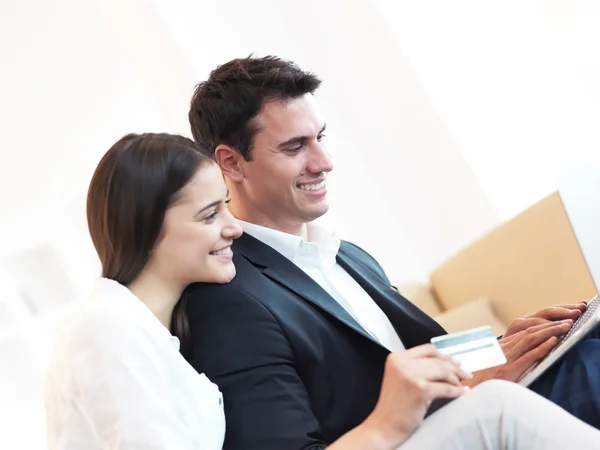 Pareja trabajando en el ordenador portátil — Foto de Stock