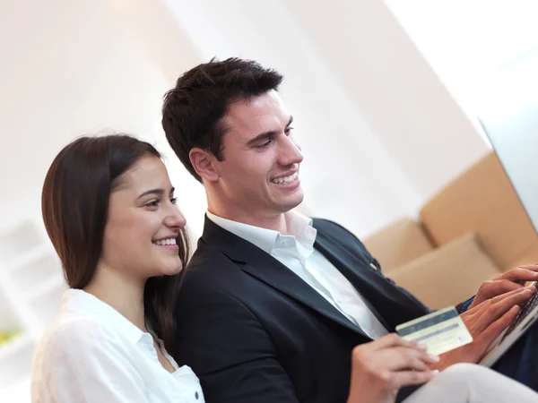 Casal trabalhando no computador portátil — Fotografia de Stock