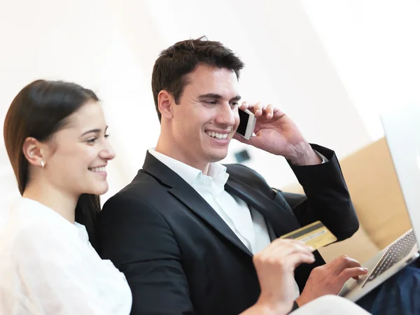 Pareja trabajando en el ordenador portátil — Foto de Stock