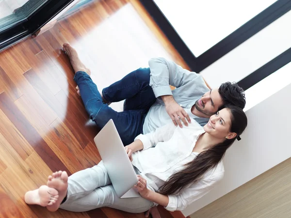 Casal trabalhando no computador portátil — Fotografia de Stock