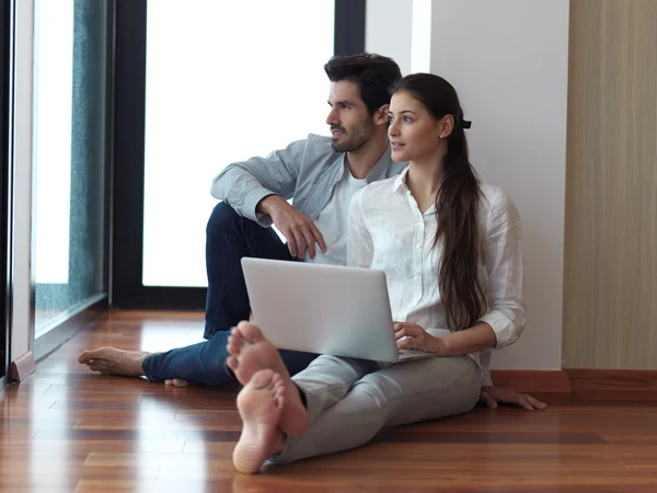 Couple travaillant sur ordinateur portable — Photo