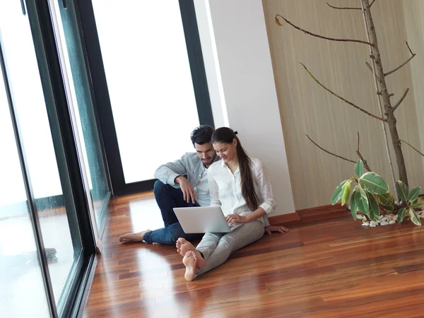 Casal trabalhando no computador portátil — Fotografia de Stock