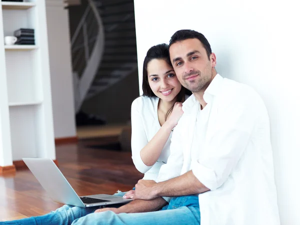 Paar werken op laptopcomputer — Stockfoto