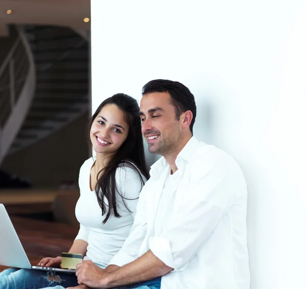 Pareja trabajando en el ordenador portátil —  Fotos de Stock