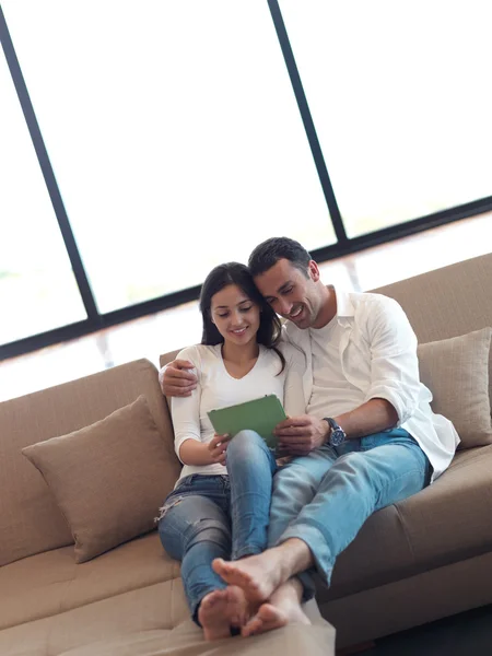 Casal usando computador tablet — Fotografia de Stock