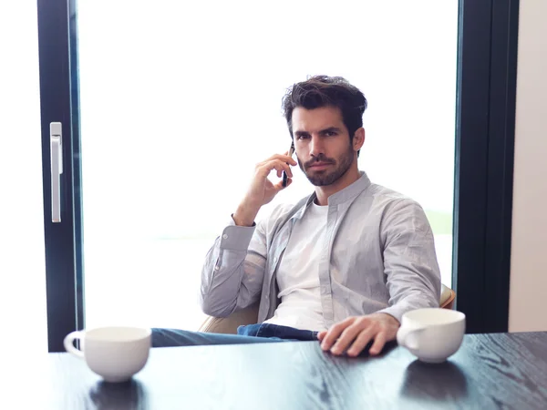 Man eerste's ochtends koffie drinken — Stockfoto