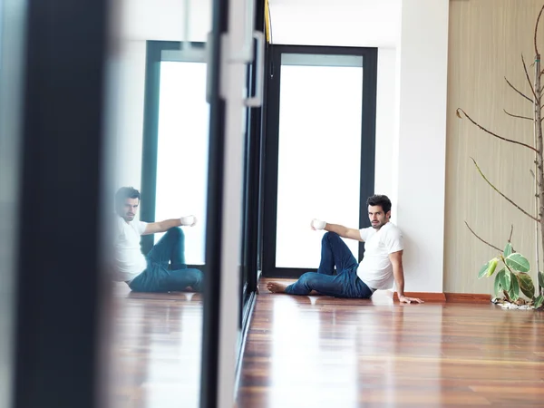 Hombre bebiendo primer café de la mañana — Foto de Stock