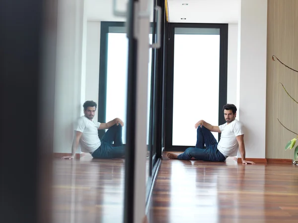 Homme à la maison moderne à l'intérieur — Photo