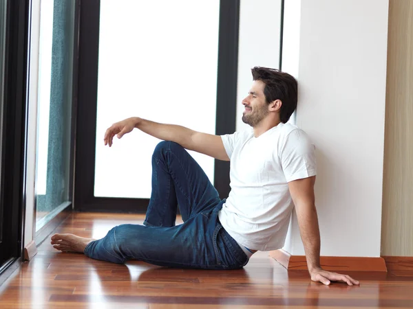 Homme à la maison moderne à l'intérieur — Photo