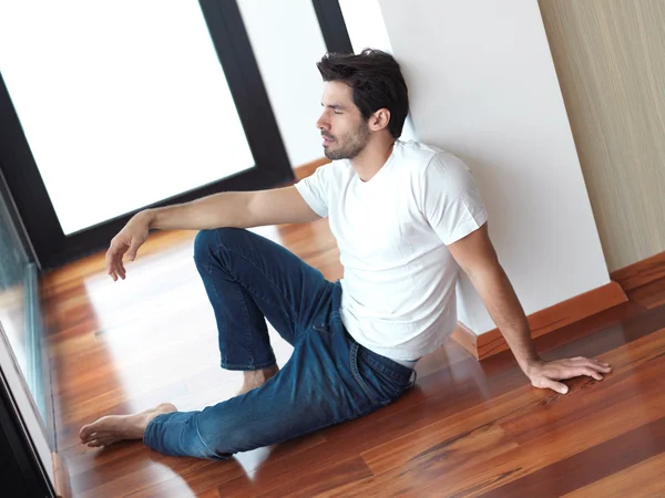 Homem em casa moderna dentro de casa — Fotografia de Stock