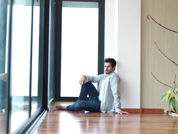 Hombre en casa moderna en interiores —  Fotos de Stock