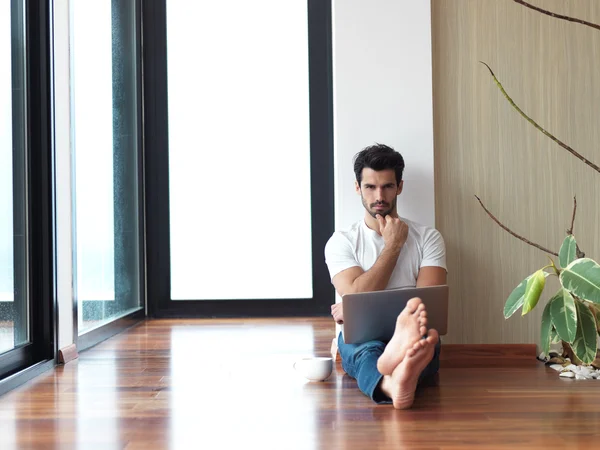 Mann arbeitet am Laptop — Stockfoto