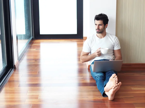 Man werkt op laptop computer — Stockfoto