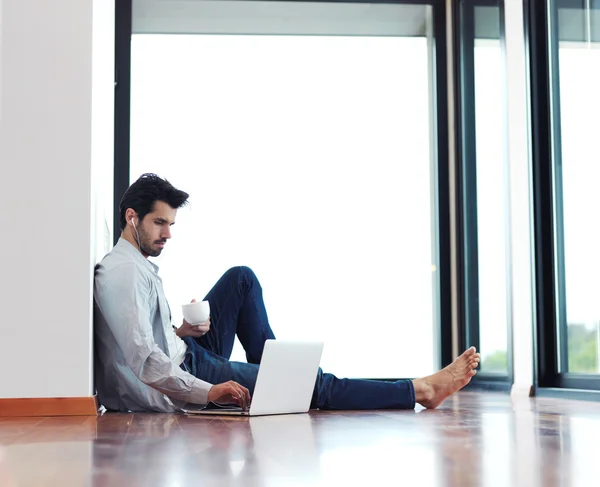 Mann arbeitet am Laptop — Stockfoto