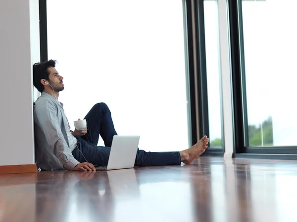 Man werkt op laptop computer — Stockfoto