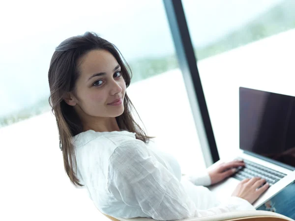 Femme à la maison travaillant sur ordinateur portable — Photo