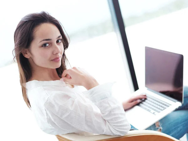 Donna a casa a lavorare sul computer portatile — Foto Stock