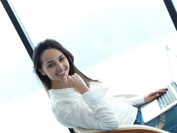 Woman at home working on laptop computer — Stock Photo, Image