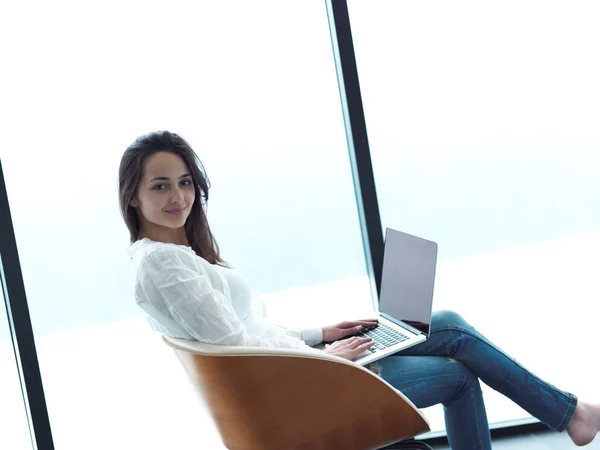 Vrouw thuis werken op laptopcomputer — Stockfoto