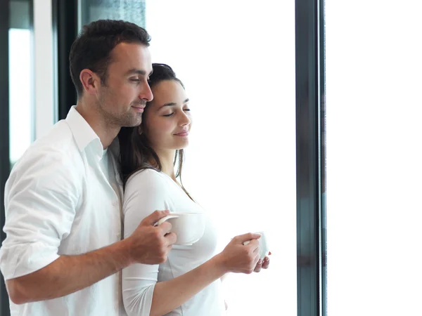 Paar eerste's ochtends koffie drinken — Stockfoto