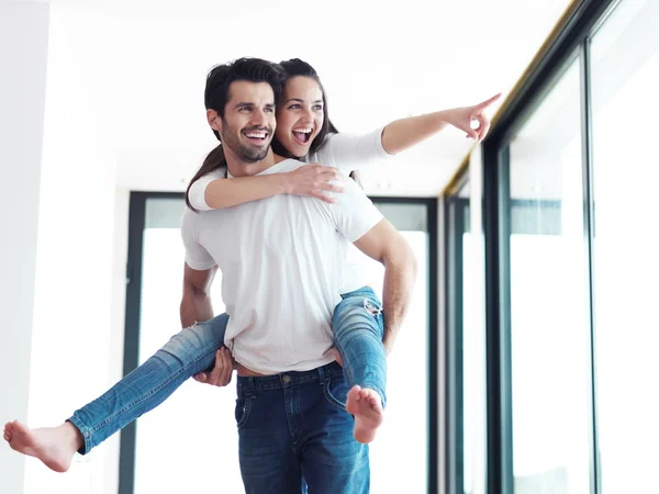 Feliz jovem casal romântico — Fotografia de Stock