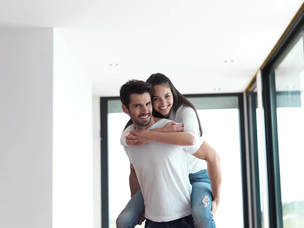 Feliz joven pareja romántica en el interior —  Fotos de Stock