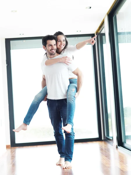 Feliz jovem casal romântico dentro de casa — Fotografia de Stock