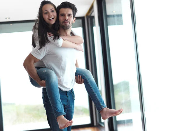 Feliz jovem casal romântico dentro de casa — Fotografia de Stock