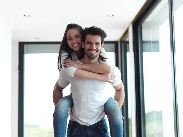 Feliz jovem casal romântico dentro de casa — Fotografia de Stock