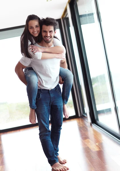 Gelukkige jonge paar romantische binnenshuis — Stockfoto