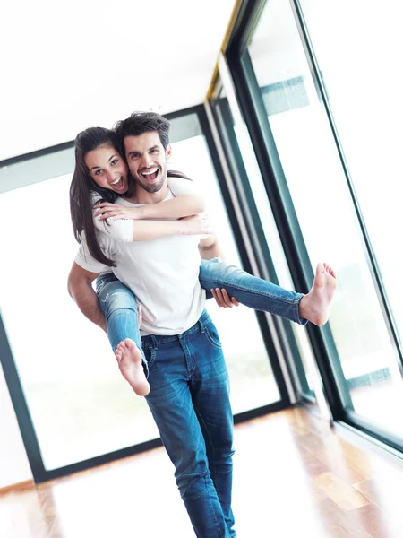 Feliz jovem casal romântico dentro de casa — Fotografia de Stock