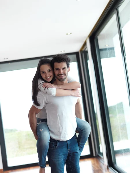 Feliz jovem casal romântico dentro de casa — Fotografia de Stock