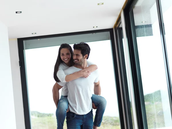 Feliz jovem casal romântico dentro de casa — Fotografia de Stock