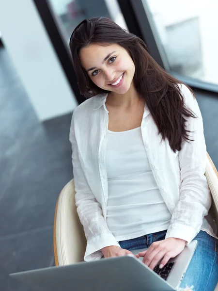 Woman at home working on laptop computer — Stock Photo, Image